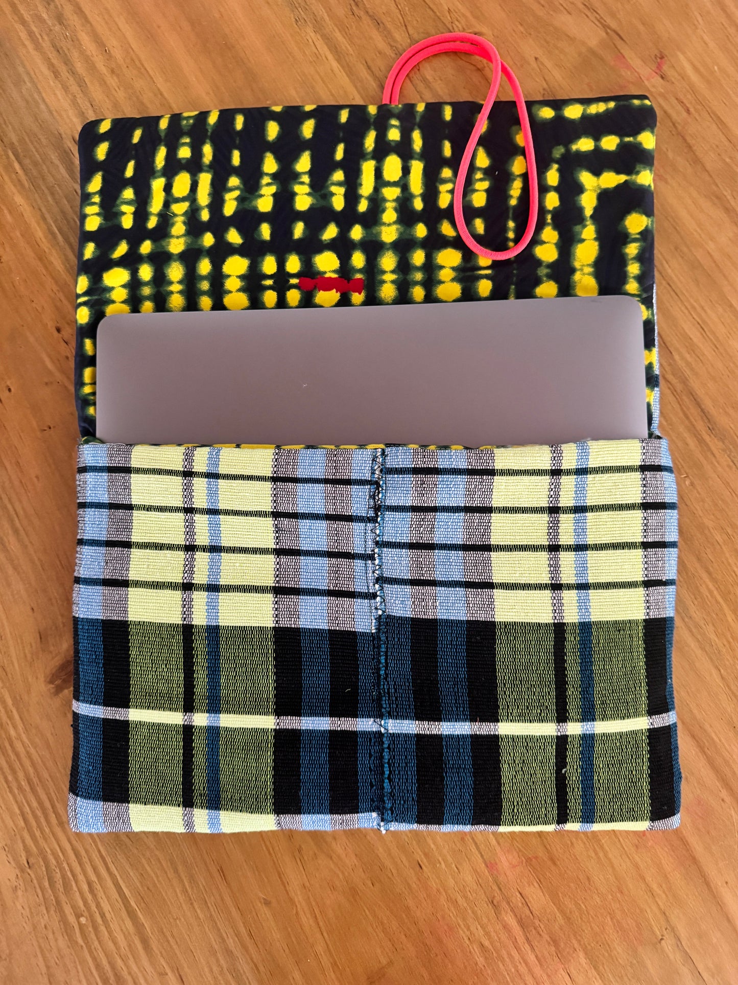 Sacoche Funda Mac verde y amarillo, detalle solapa