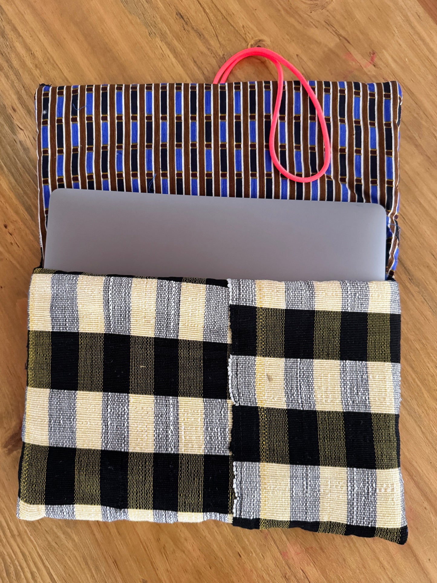 Sacoche Funda Mac cuadro negro y crema II, detalle solapa