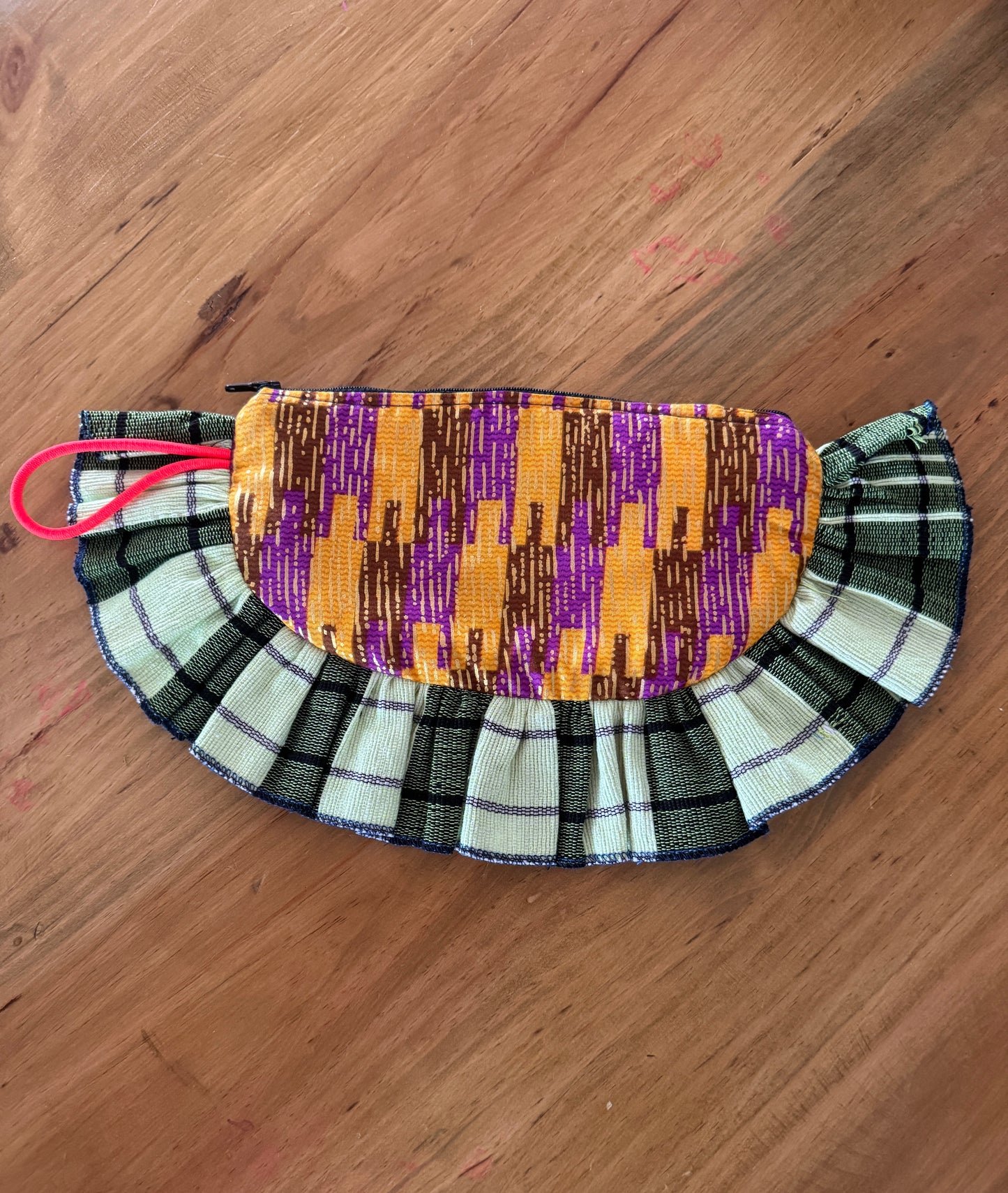 Sacoche Pouch · Cuadros con morados