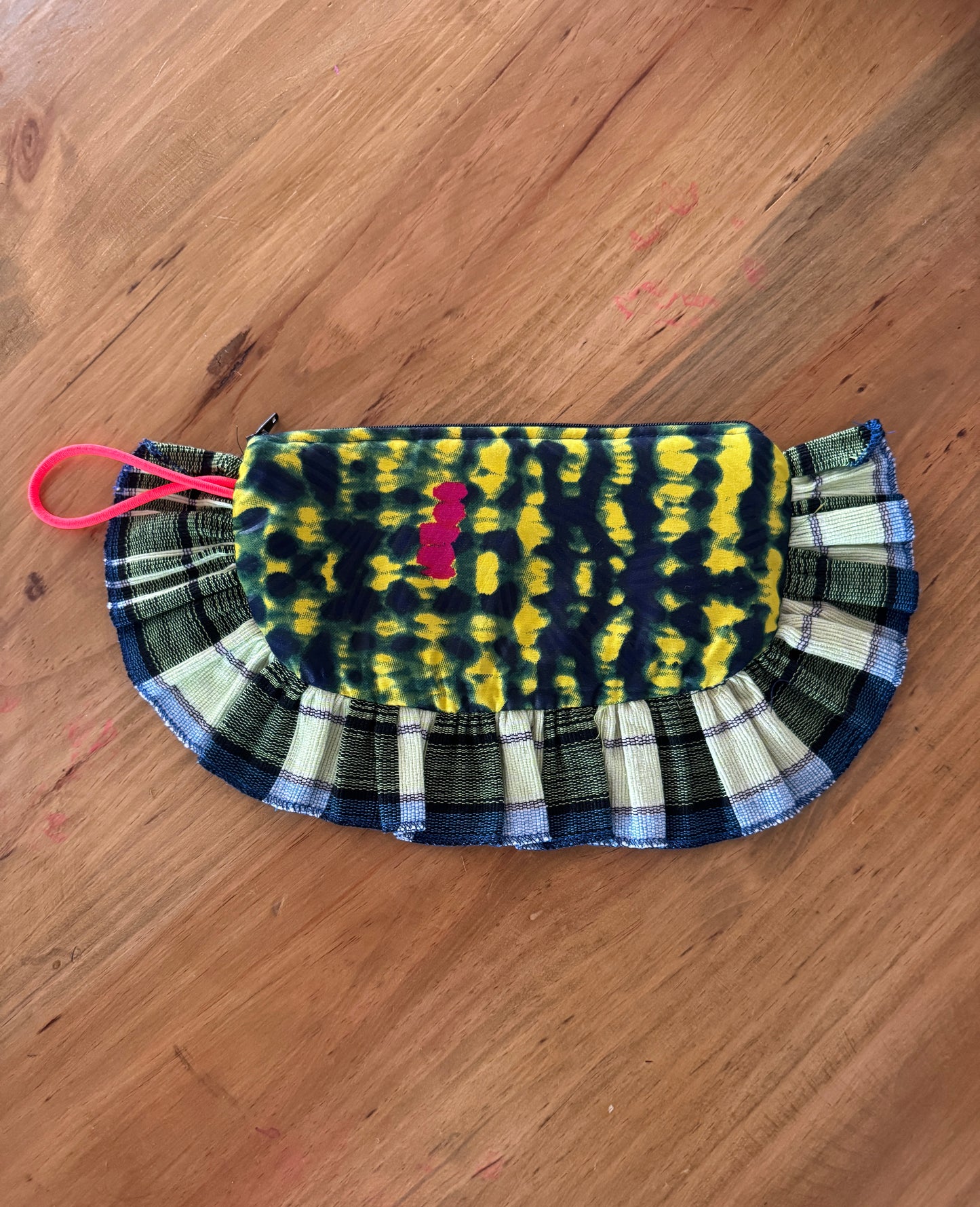 Sacoche Pouch · Cuadros con motas verdes y amarillas