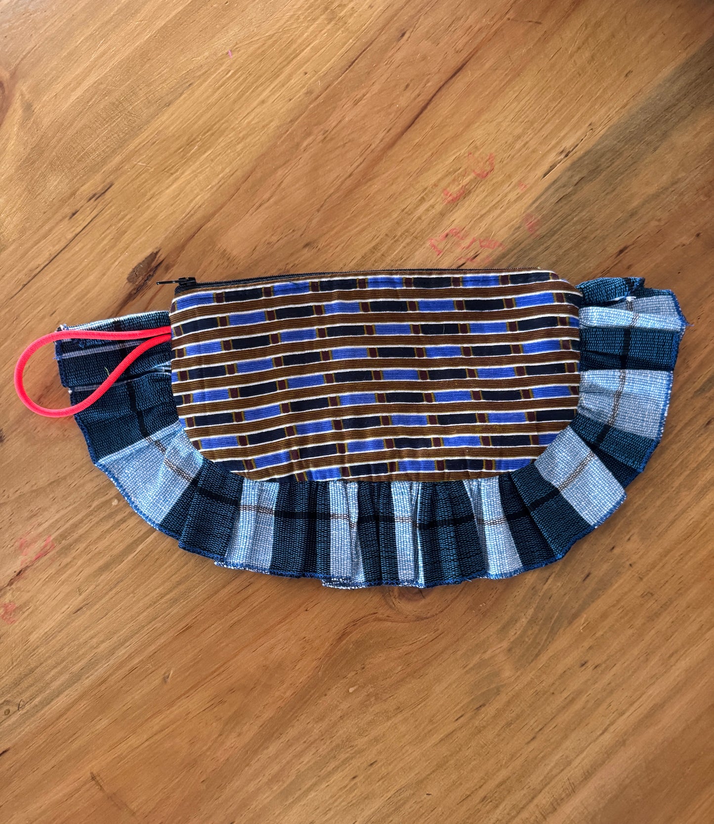 Sacoche Pouch · Cuadros tonos azules con rayas