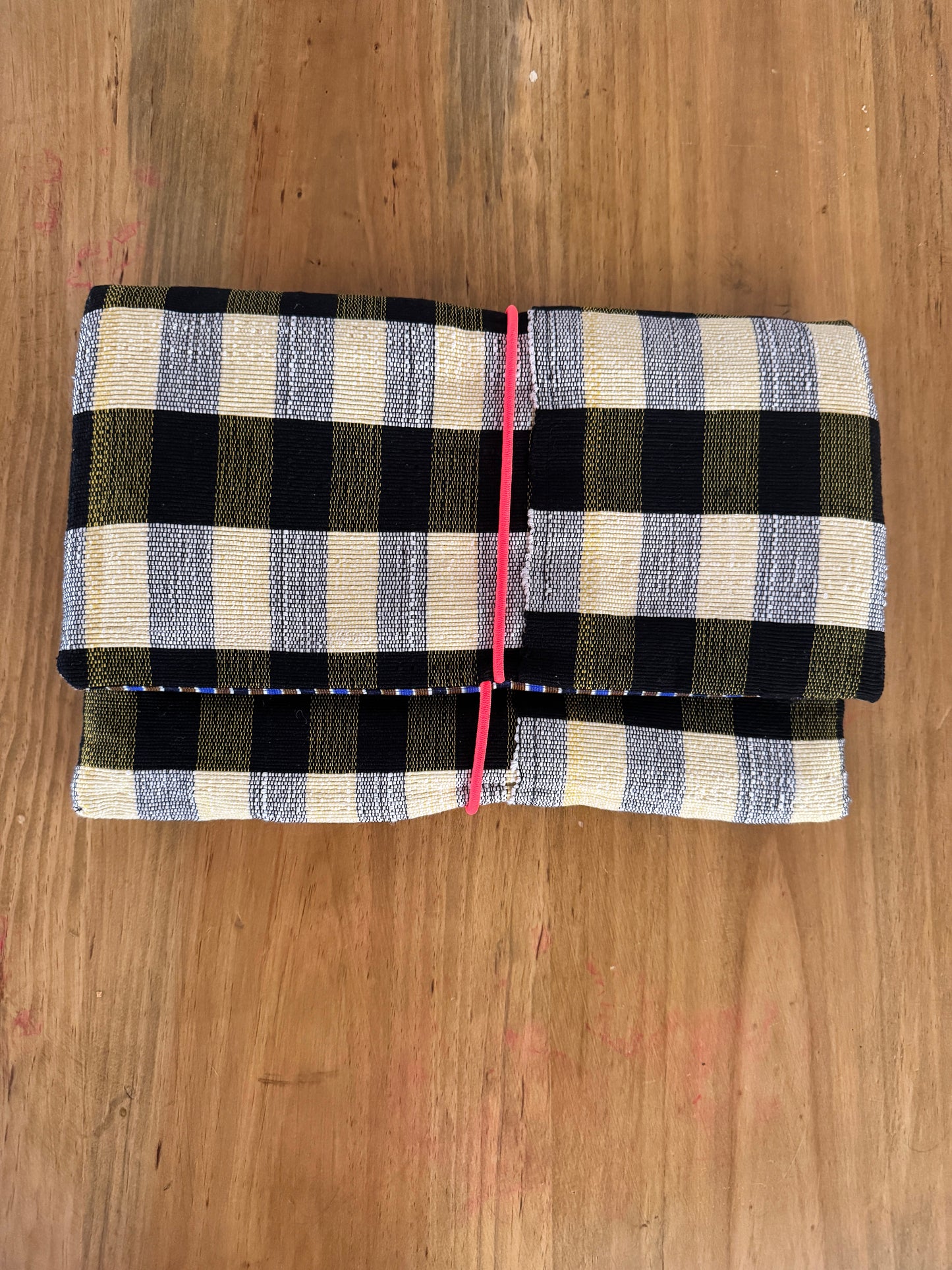 Sacoche Funda Mac cuadro negro y crema, frontal