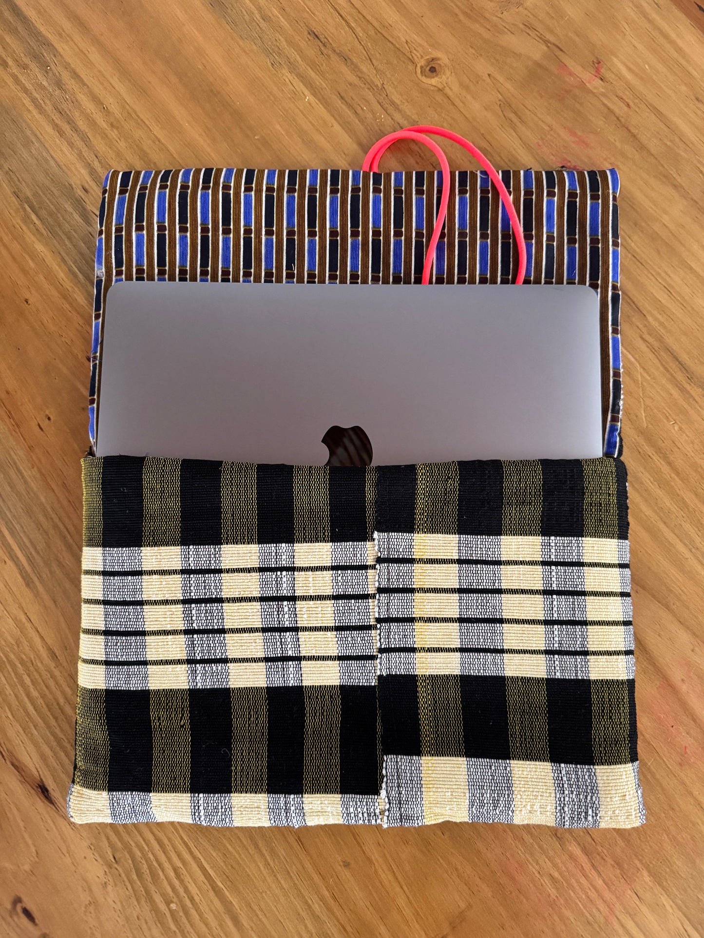 Sacoche Funda Mac cuadro negro y crema, abierta