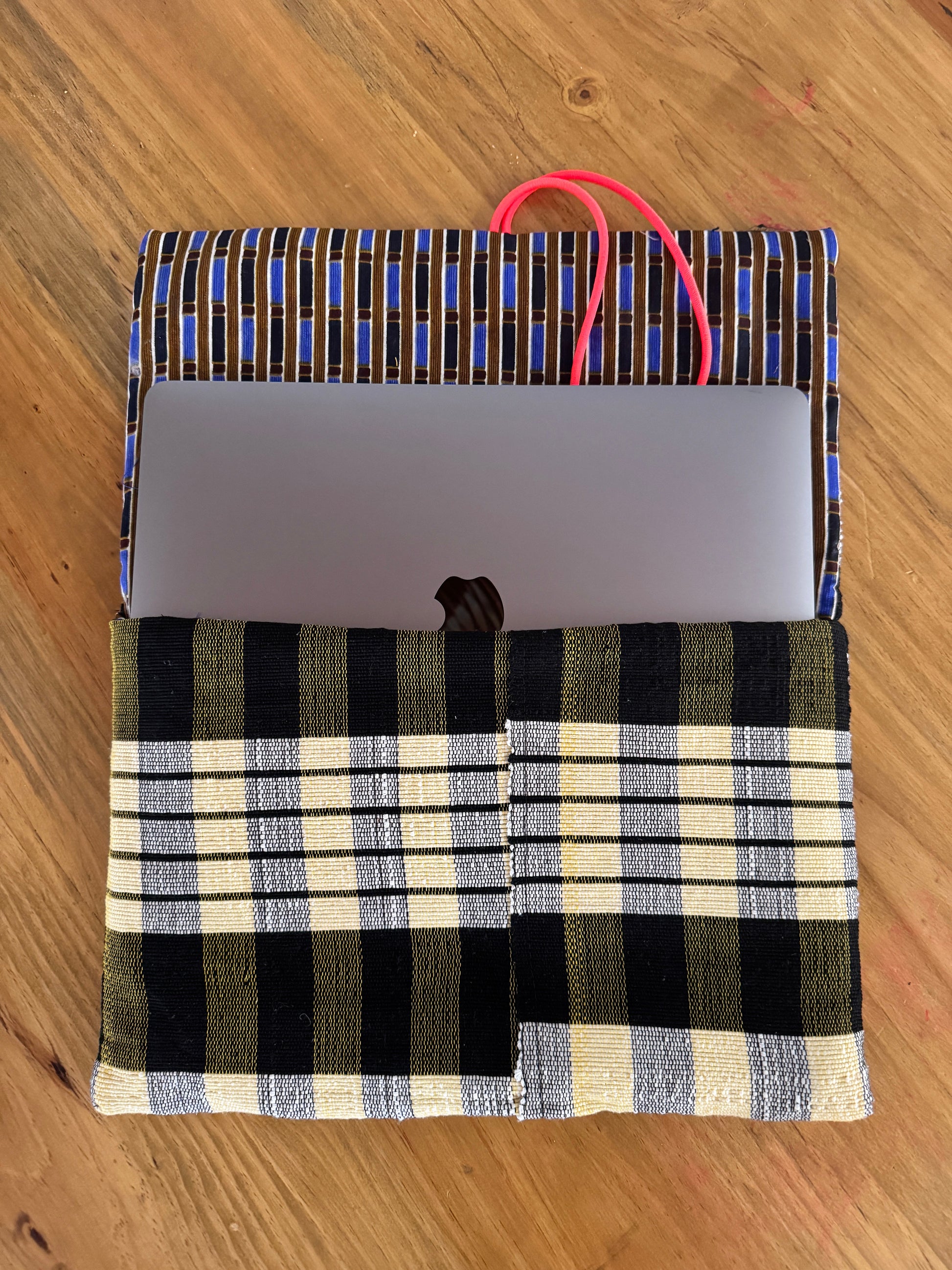 Sacoche Funda Mac cuadro negro y crema, abierta