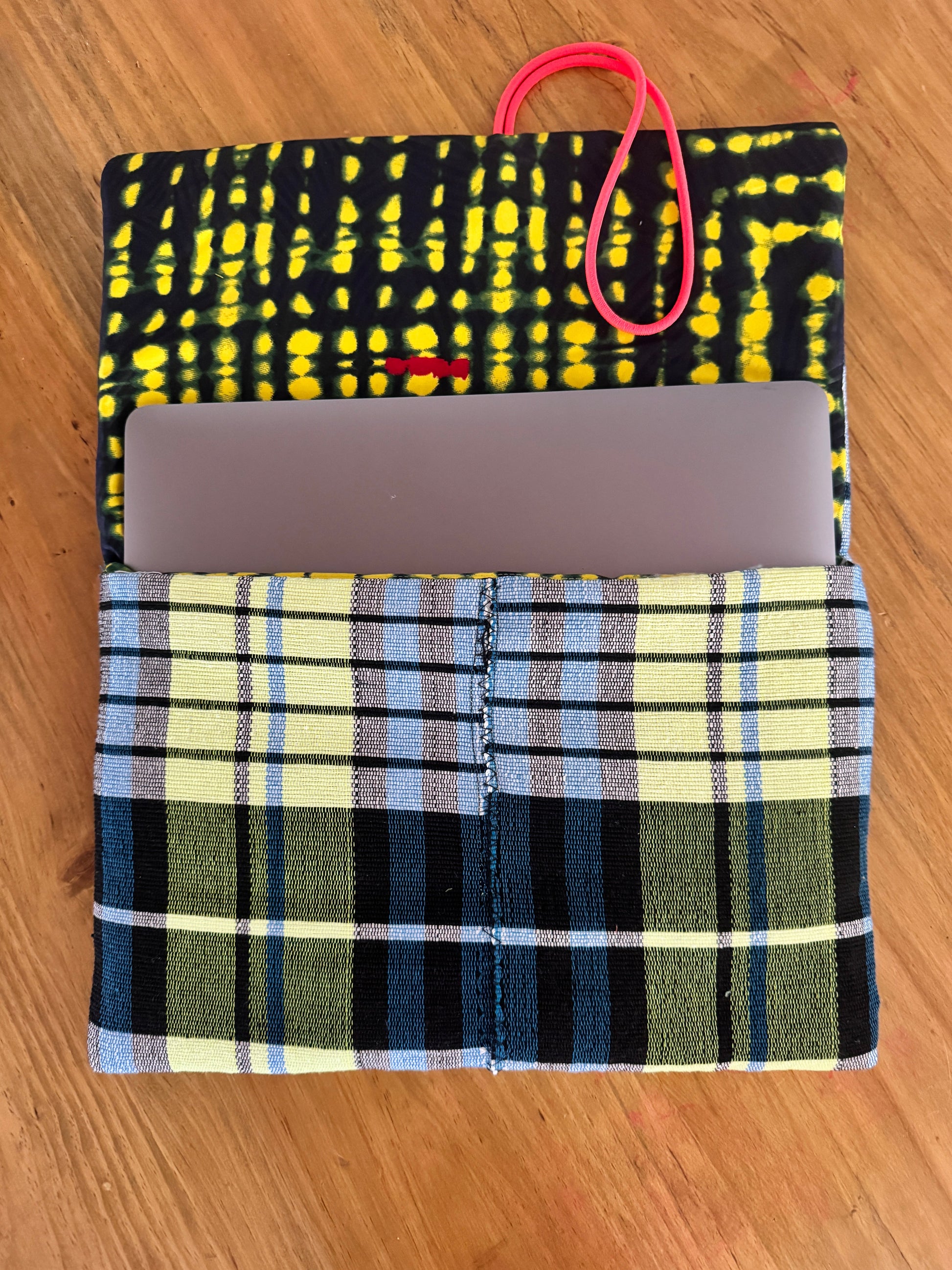 Sacoche Funda Mac verde y amarillo, detalle solapa