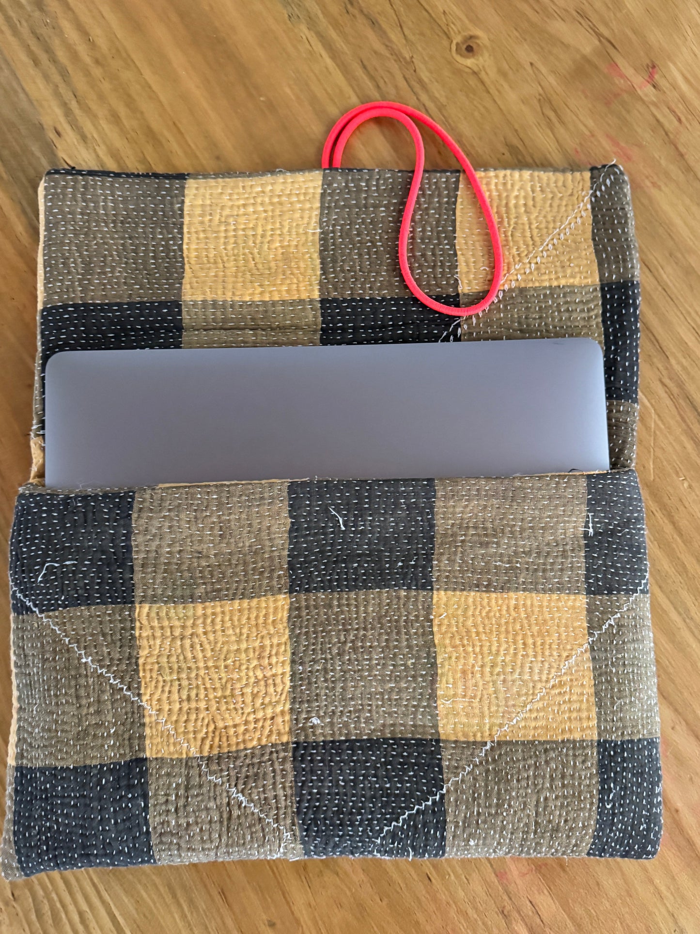 Sacoche Funda Mac patchwork tierra, detalle pespunte