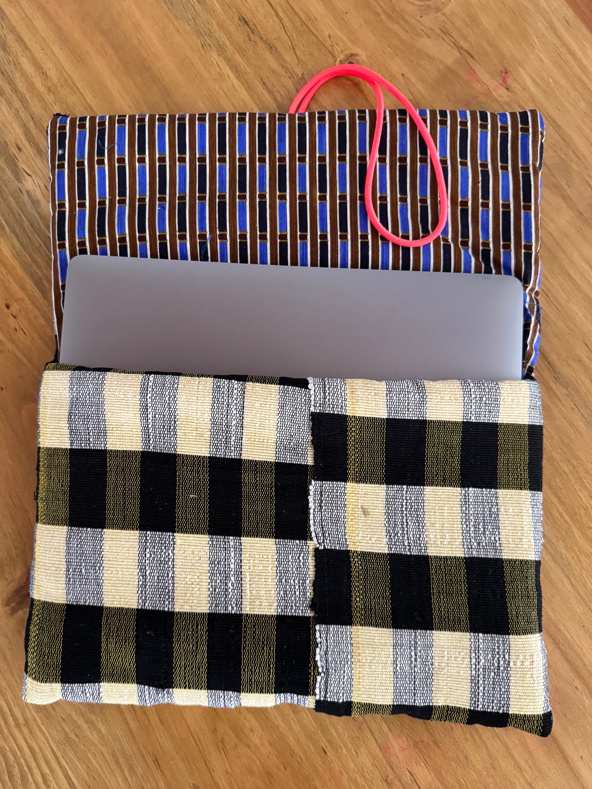 Sacoche Funda Mac cuadro negro y crema II, detalle solapa