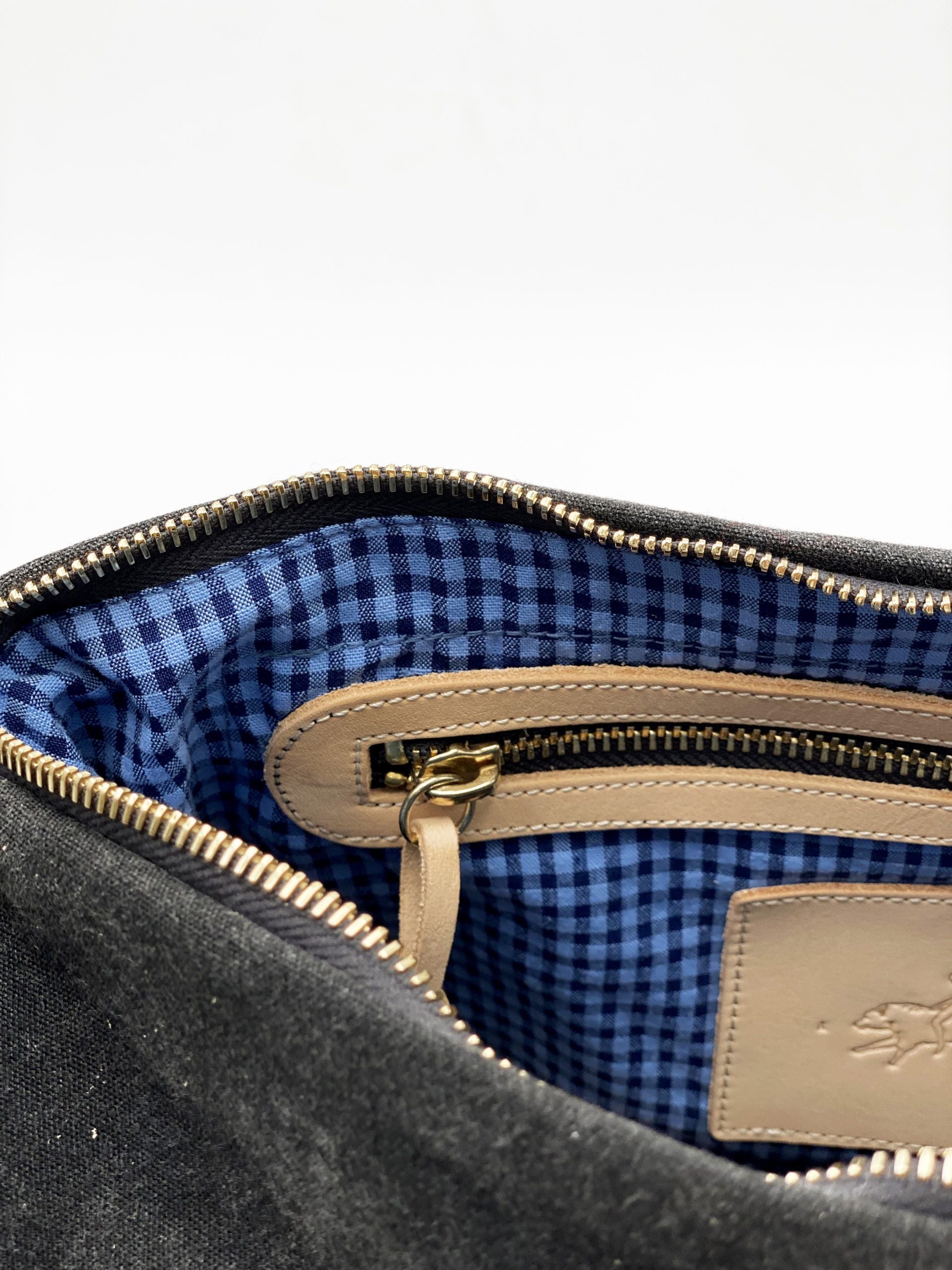 anna-rovira-electric-feeling-pouch-bag-interior-azul